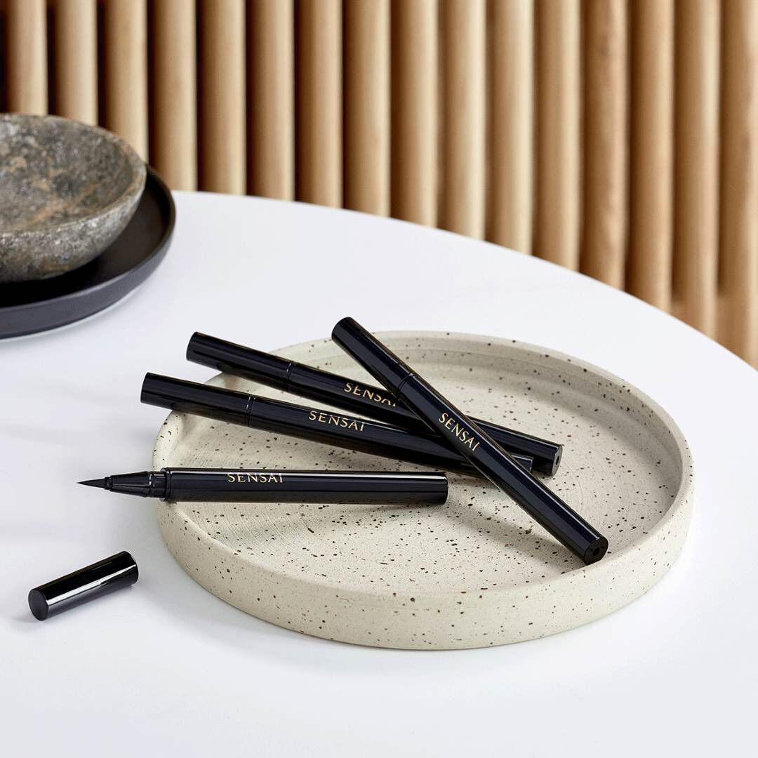 Designing Liquid Eyeliner - Sensai -  - Imagem 2