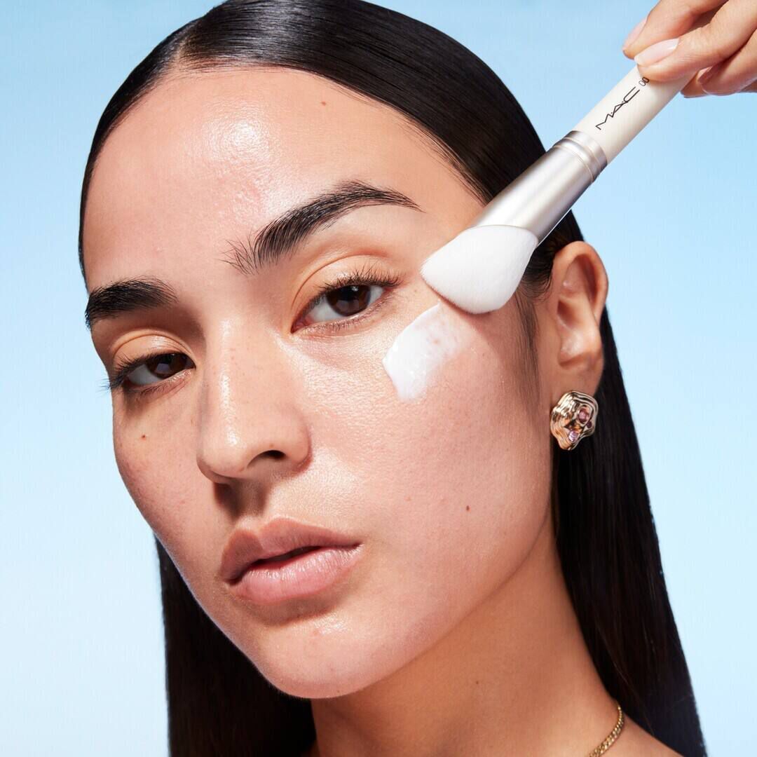 001 SERUM + MOISTURIZER BRUSH - MAC - MAC MAQUILHAGEM - Imagem 5