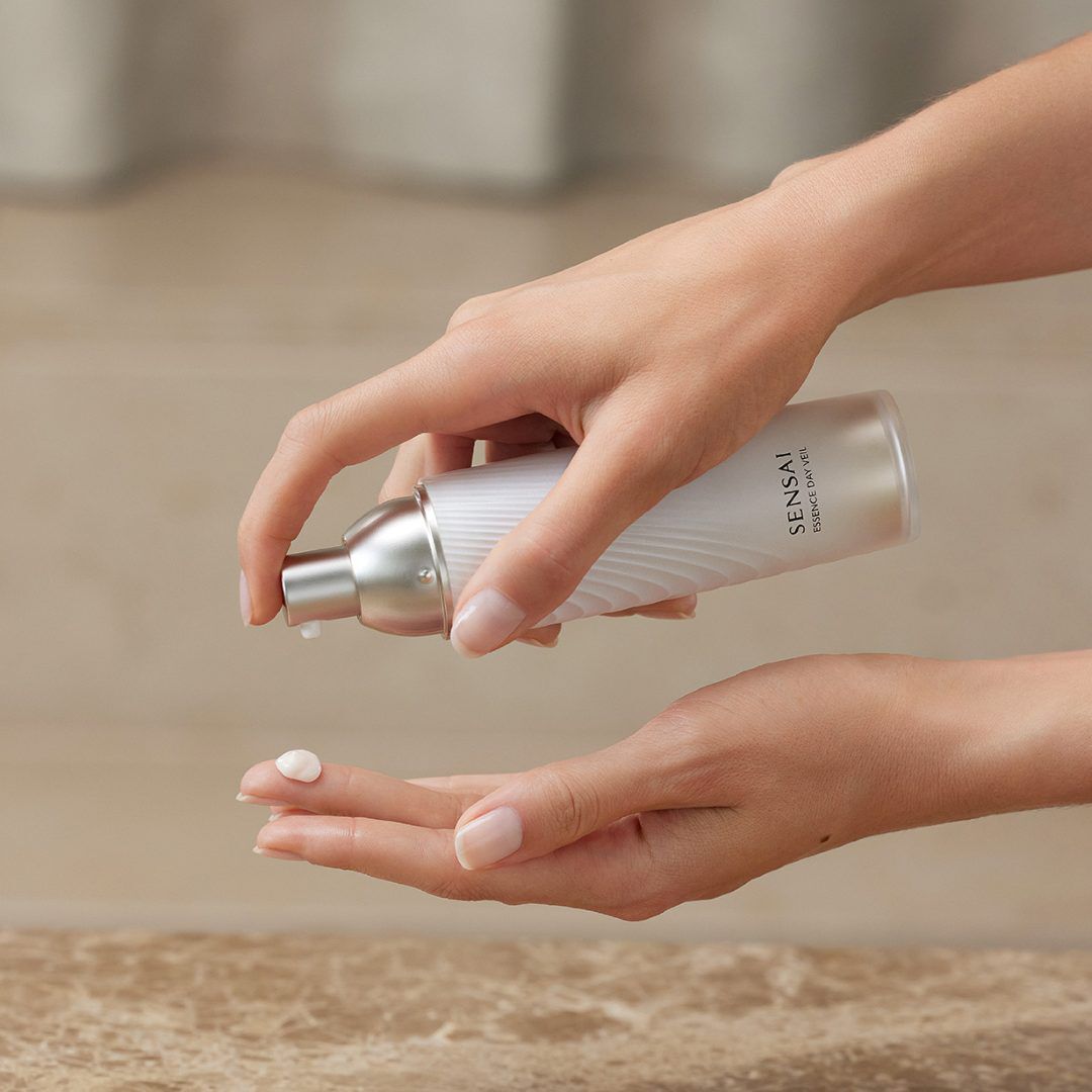 EXPERT ITEMS - Essence Day Veil - SENSAI | Perfumes e Companhia