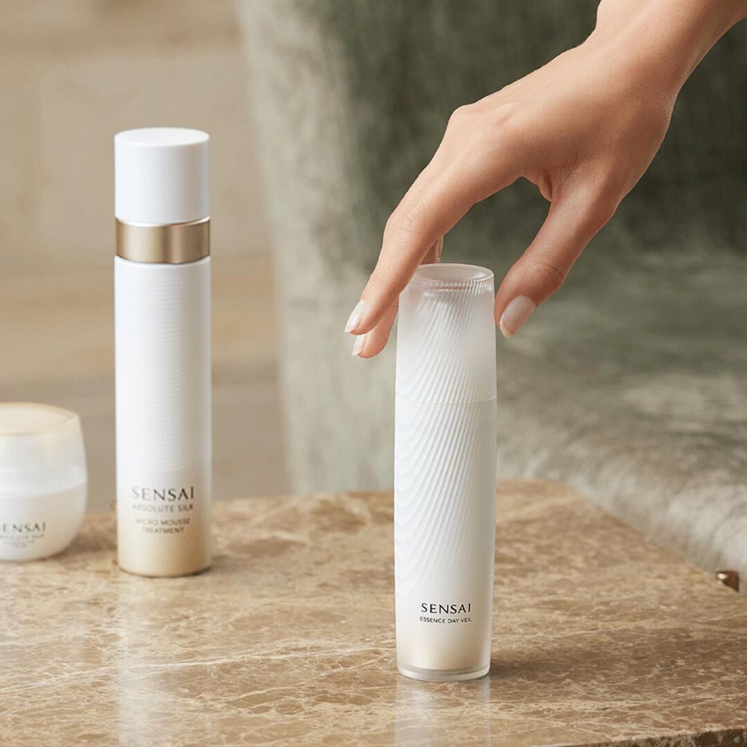 EXPERT ITEMS - Essence Day Veil - SENSAI | Perfumes e Companhia