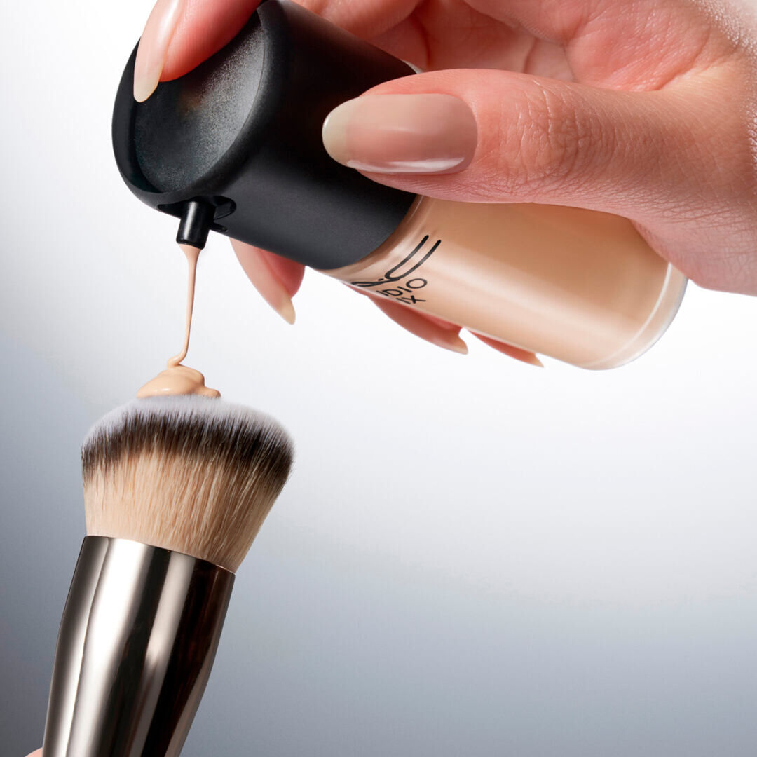 FLUID SPF 15 24HR MATTE FOUNDATION + OIL CONTROL - MAC - STUDIO FIX - Imagem 2
