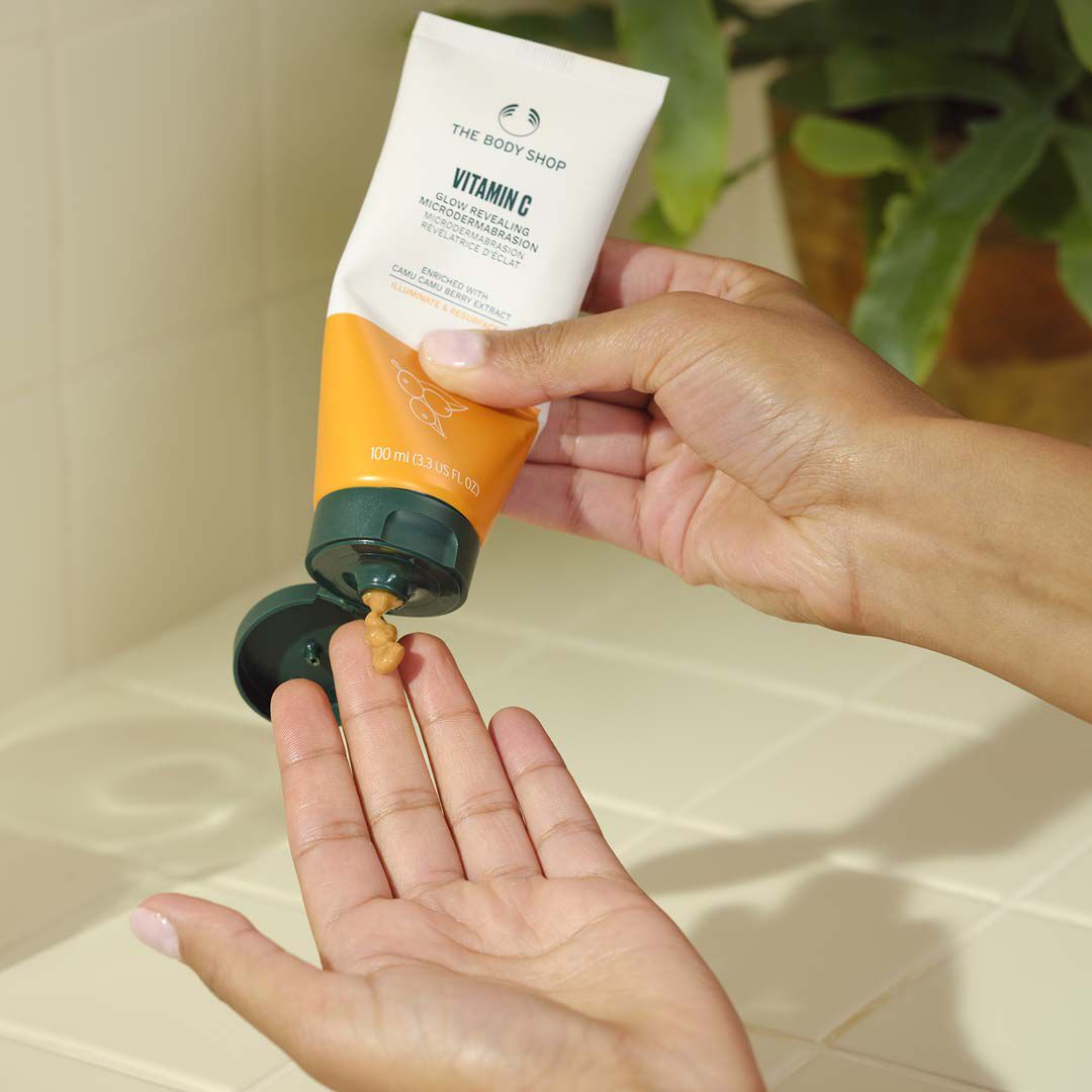 Esfoliante Microdremabras&atilde;o Vitamin C - The Body Shop - BODY SHOP - Imagem 2