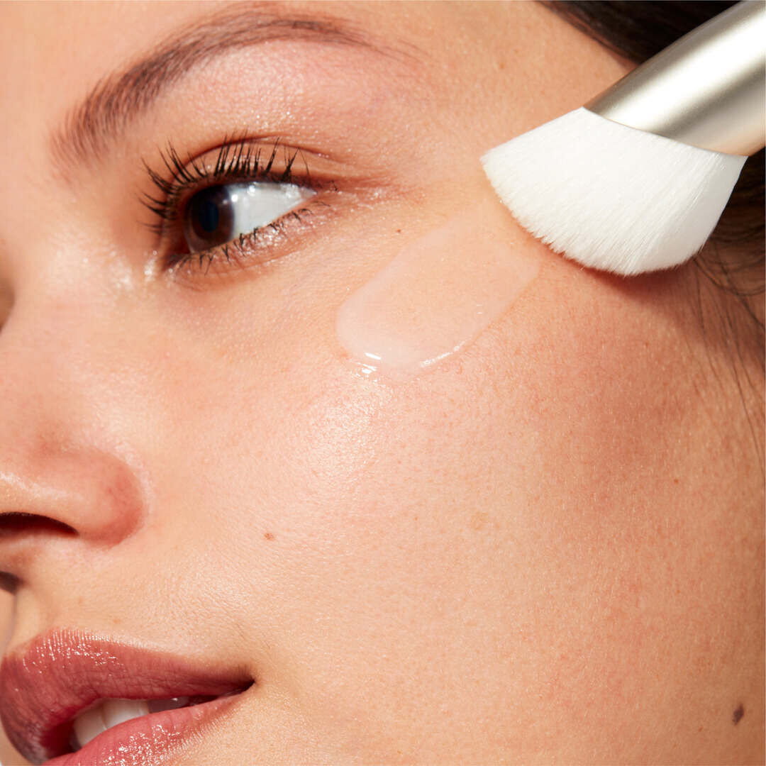 001 SERUM + MOISTURIZER BRUSH - MAC - MAC MAQUILHAGEM - Imagem 4