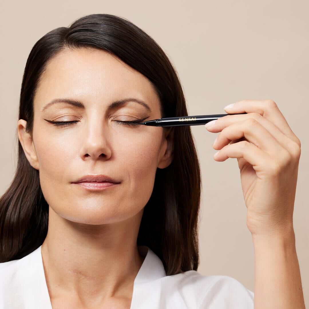 Designing Liquid Eyeliner - Sensai -  - Imagem 3