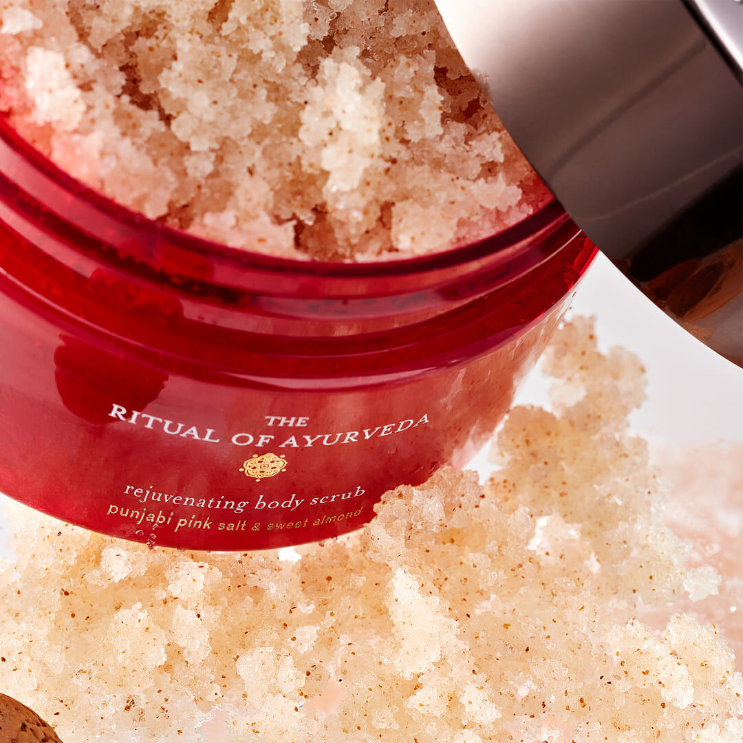 The Ritual of Ayurveda Body Scrub - Rituals - Ayurveda - Imagem 3