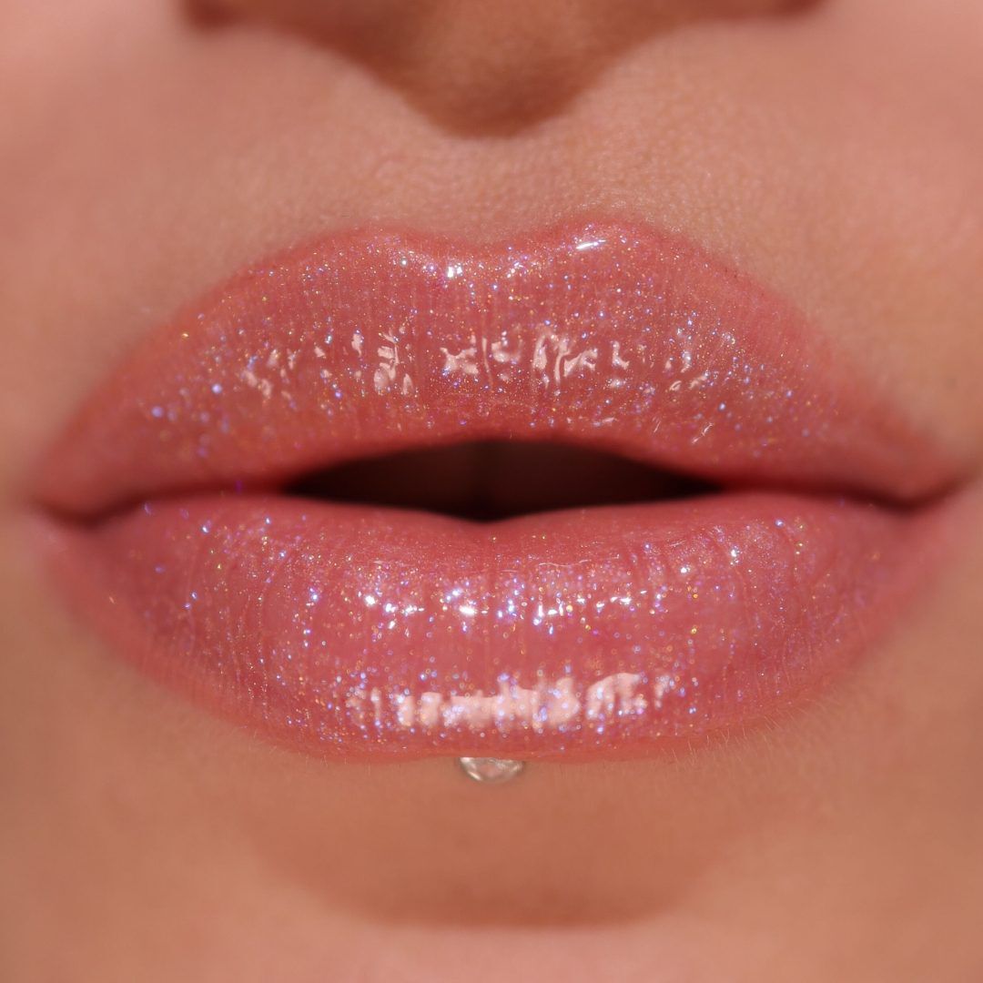 Pout Bomb Shimmer Gloss - REVOLUTION -  - Imagem 3
